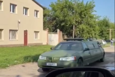 З розкішшю на фронт: у Харкові небайдужі передали лімузин на потреби ЗСУ