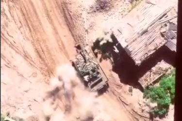 Украинские воины передают 'подарки' оккупантам: дрон работает по вражескому танку