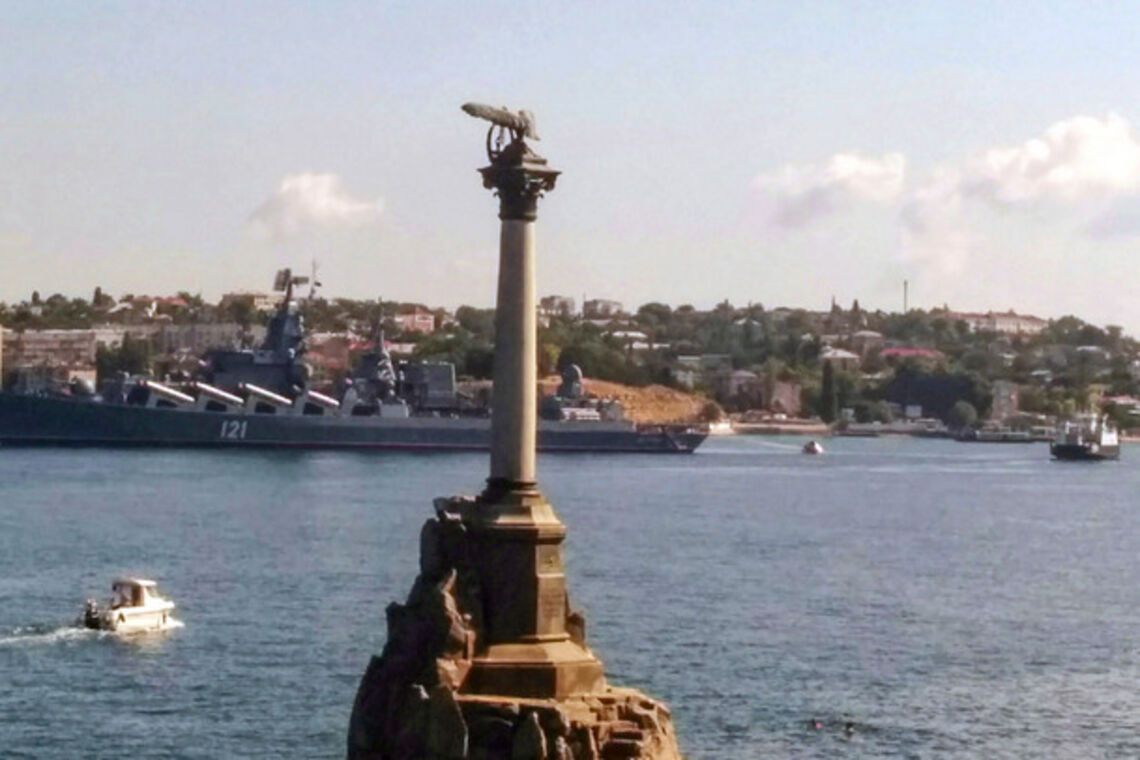 Севастополь, памятник затопленным кораблям на фоне крейсера 'Москва'