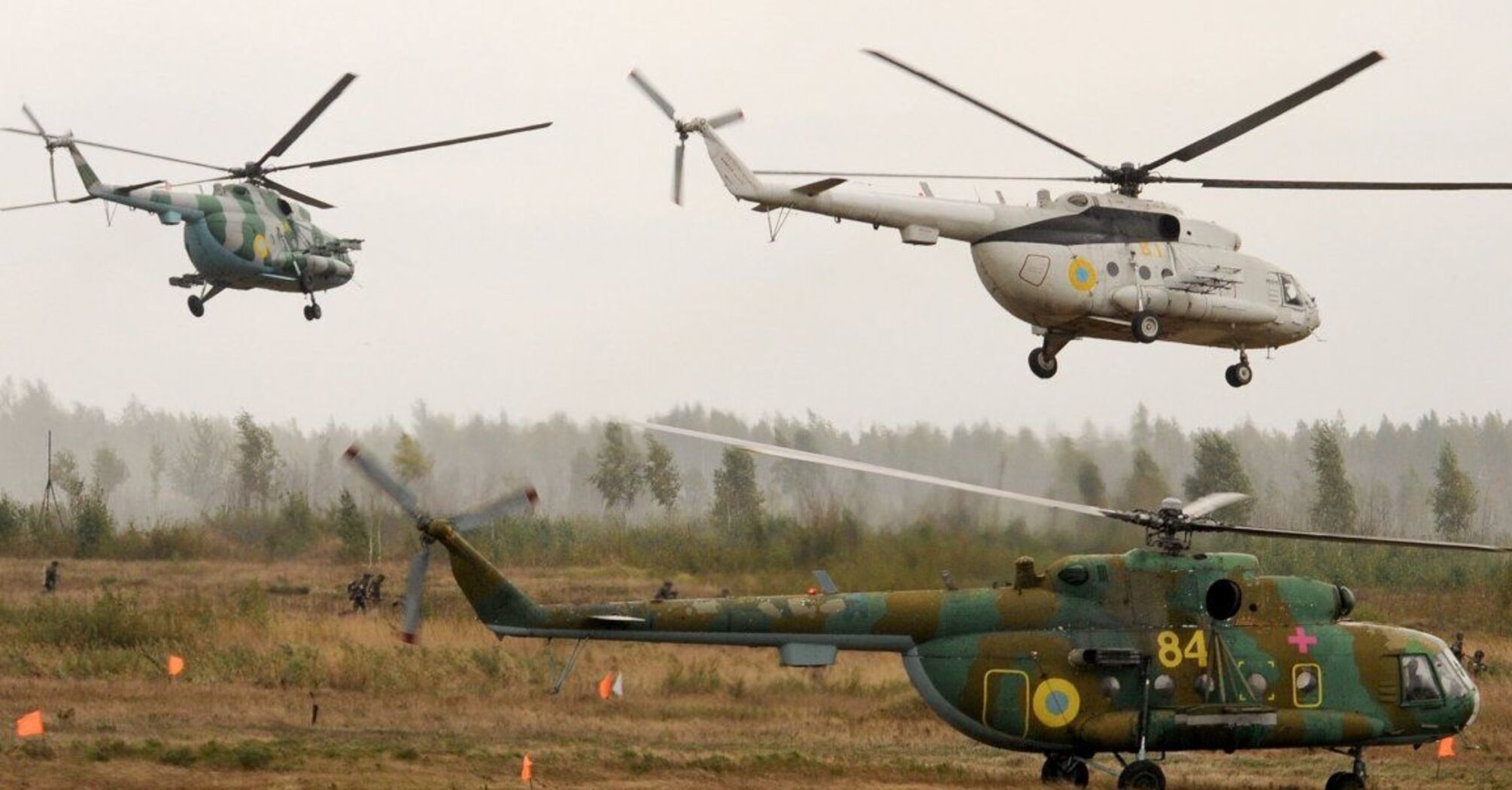 Відразу 4 вертольоти Мі-8 завдають вогневий удар по окупантам (ВІДЕО)