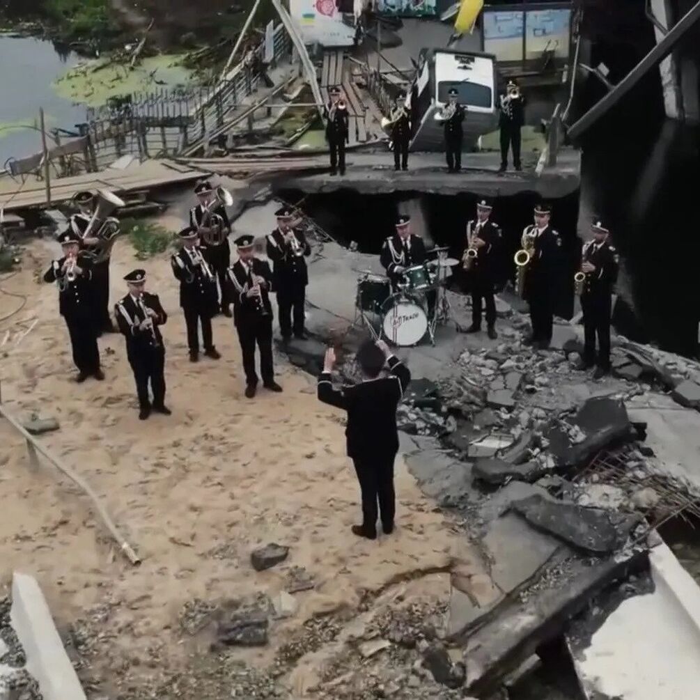 Полицейские исполнили гимн Украины на разбомбленном мосту (ВИДЕО)