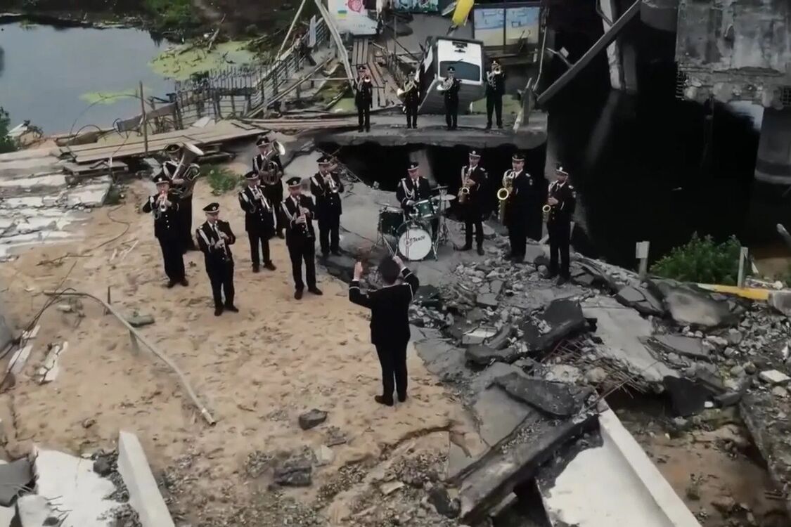 Поліцейські виконали гімн України на розбомбленому мосту (ВІДЕО)