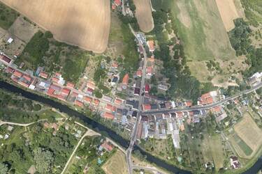 На полі поблизу Берліна з'явився величезний нацистський символ