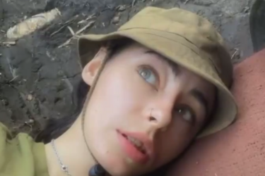 Молодая девушка медик прячется в окопе под обстрелом оккупантов