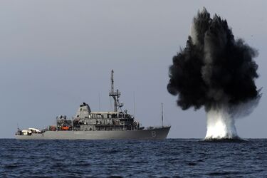 Подрывной заряд взрывается в 1500 метрах от корабля противоминной обороны (фото иллюстративное)