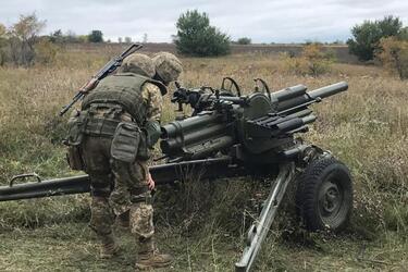 Года не помеха: старый миномет 'Василек' уничтожает МТЛБ оккупантов (видео)
