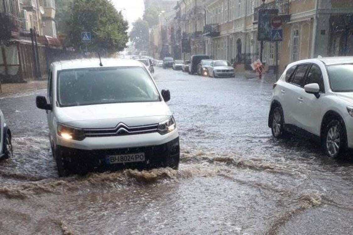 Одесу затопило та засипало градом: у місті плавають авто, зупинено рух трамваїв (відео)
