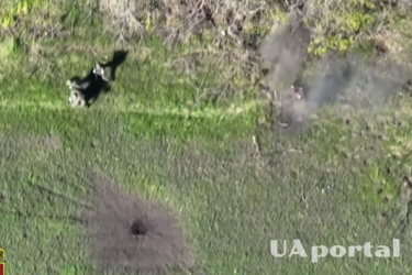 Оккупанты убегают после попадания снаряда