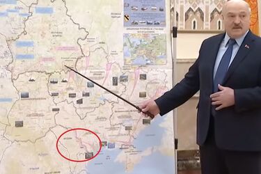 Олександр Лукашенко показує, звідки був напад