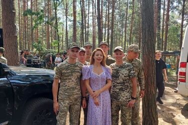 Тина Кароль выступила перед военными (видео)