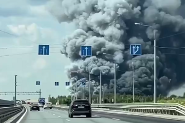 Не від HIMARS: під Москвою палає найбільший склад OZON (відео)