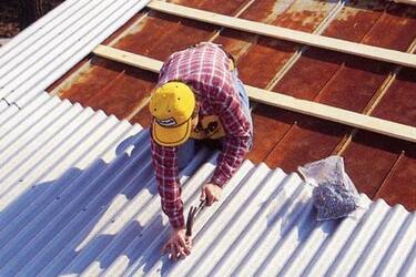 В Украине хотят запретить продажу шифера для кровли построек