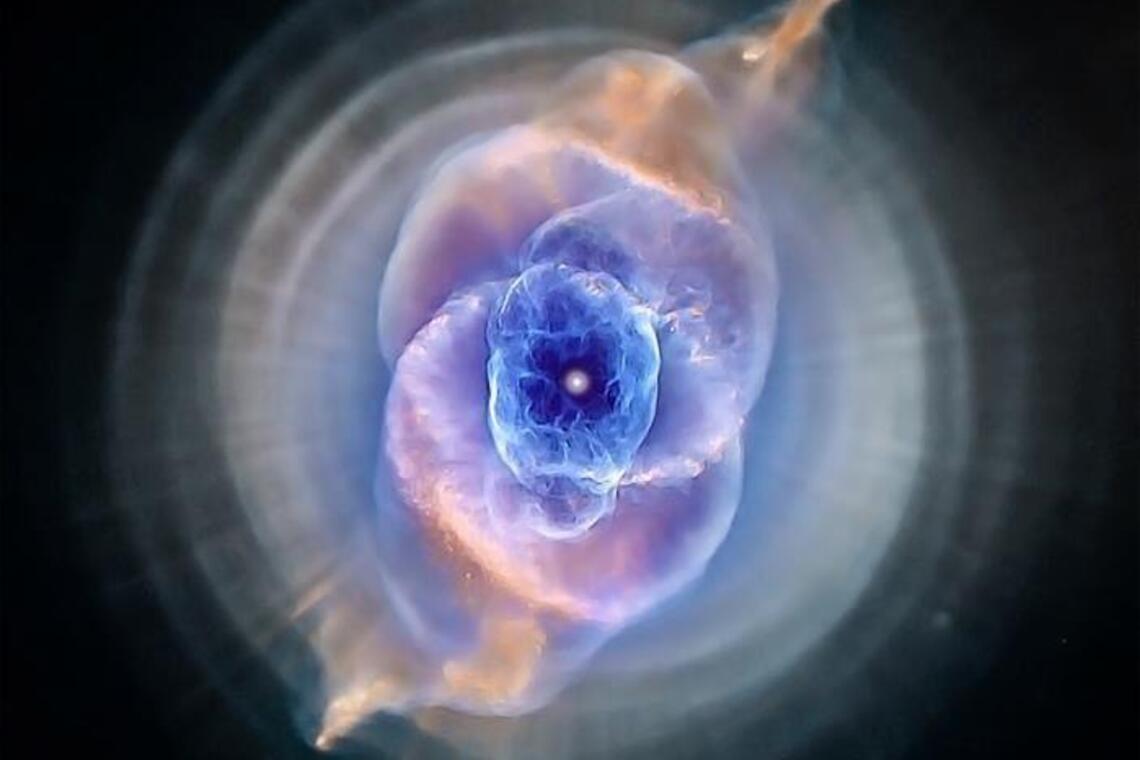 Астрономы показали редчайшее явление: Туманность 'Кошачий глаз' в деталях