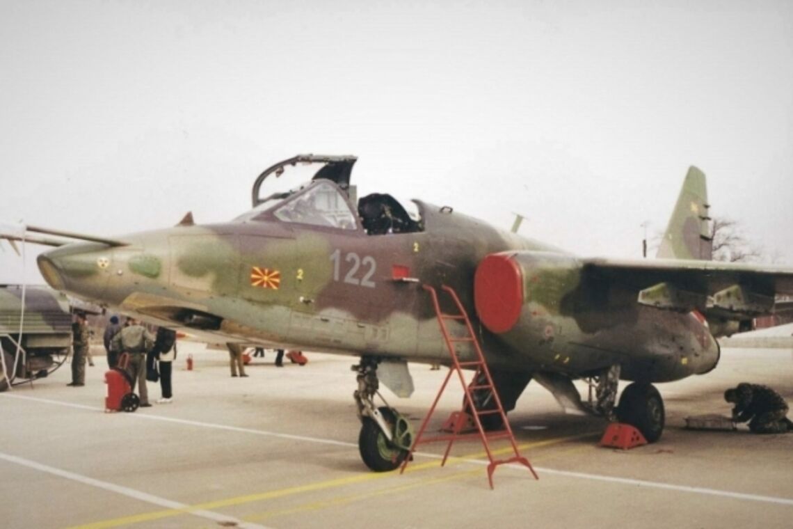 Північна Македонія подарувала Україні 4 літаки-штурмовики СУ-25