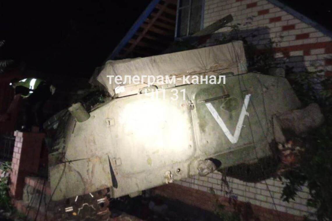 МТЛБ окупантів 'денацифікував' будинок у Білгородській області: техніка протаранила житло наскрізь