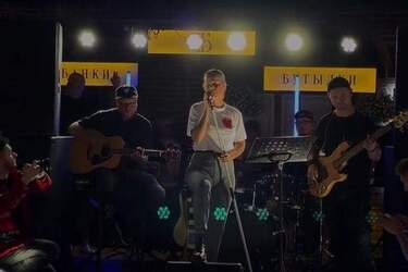 Певицу Мерием Герасименко, исполняющую песню 'Обійми' в центре Минска, задержали силовики