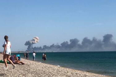 На військовій базі в окупованому Криму пролунали вибухи (відео)