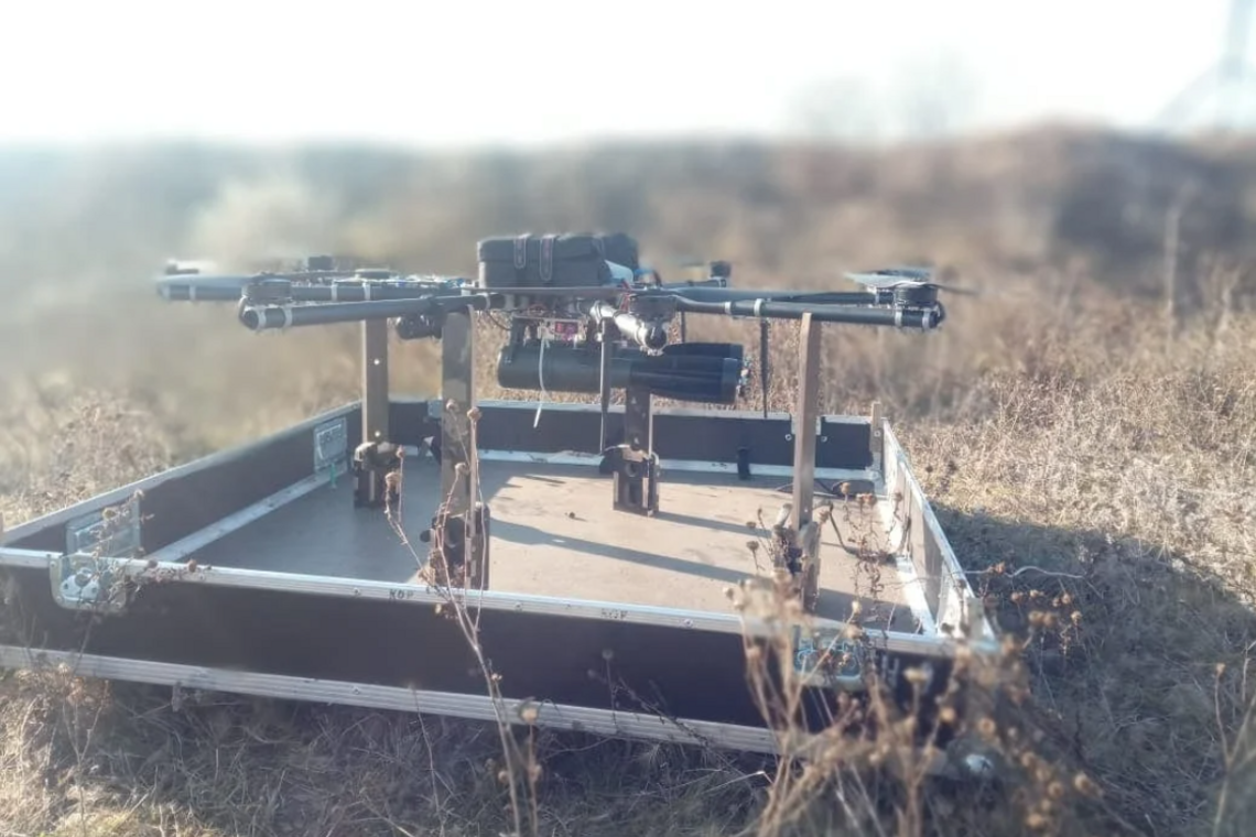 Бойовий дрон R-18 знищує замасковану техніку окупантів 