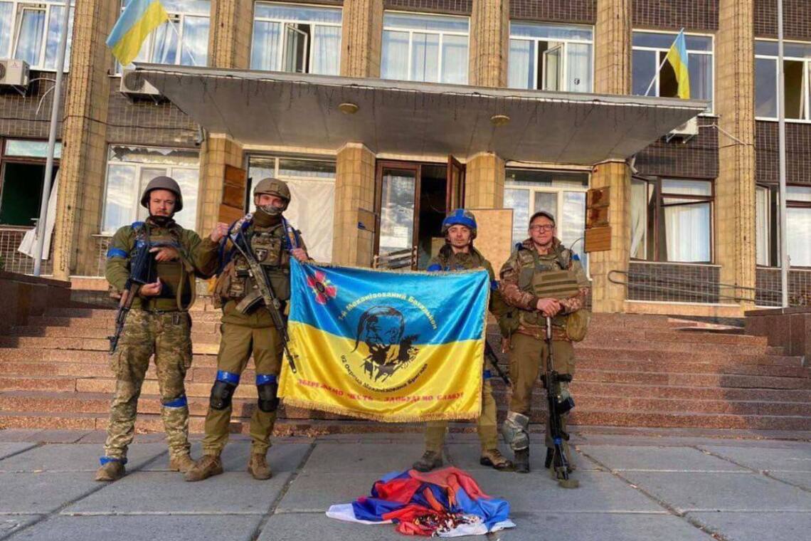 ВСУ с украинским флагом возле городского совета Купянска Харьковской области