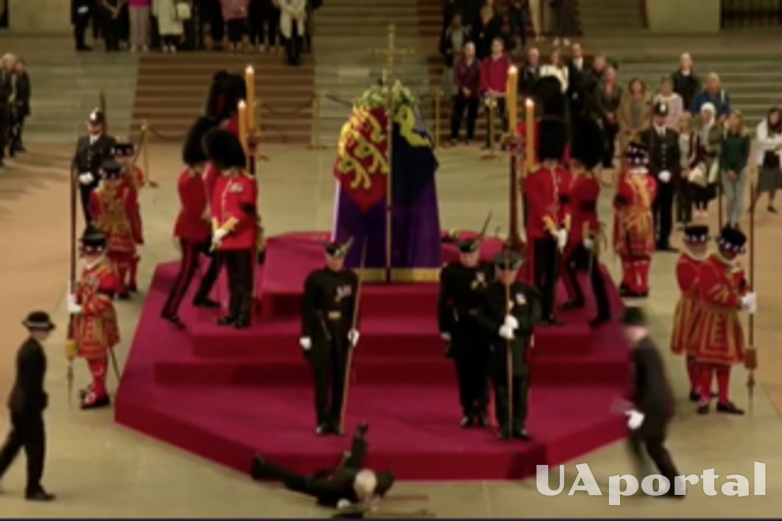 Похороны королевы Елизаветы II - стражник упал в обморок