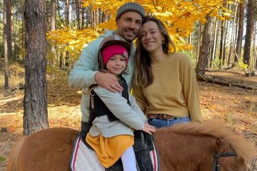 Анастасія Коротка показала круглий животик і пожартувала над чоловіком Андрієм Бєдняковим (фото)