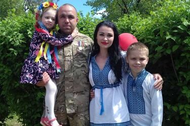 Дружина розповіла про чоловіка-військового, чиє фото руки з браслетами облетіло весь світ