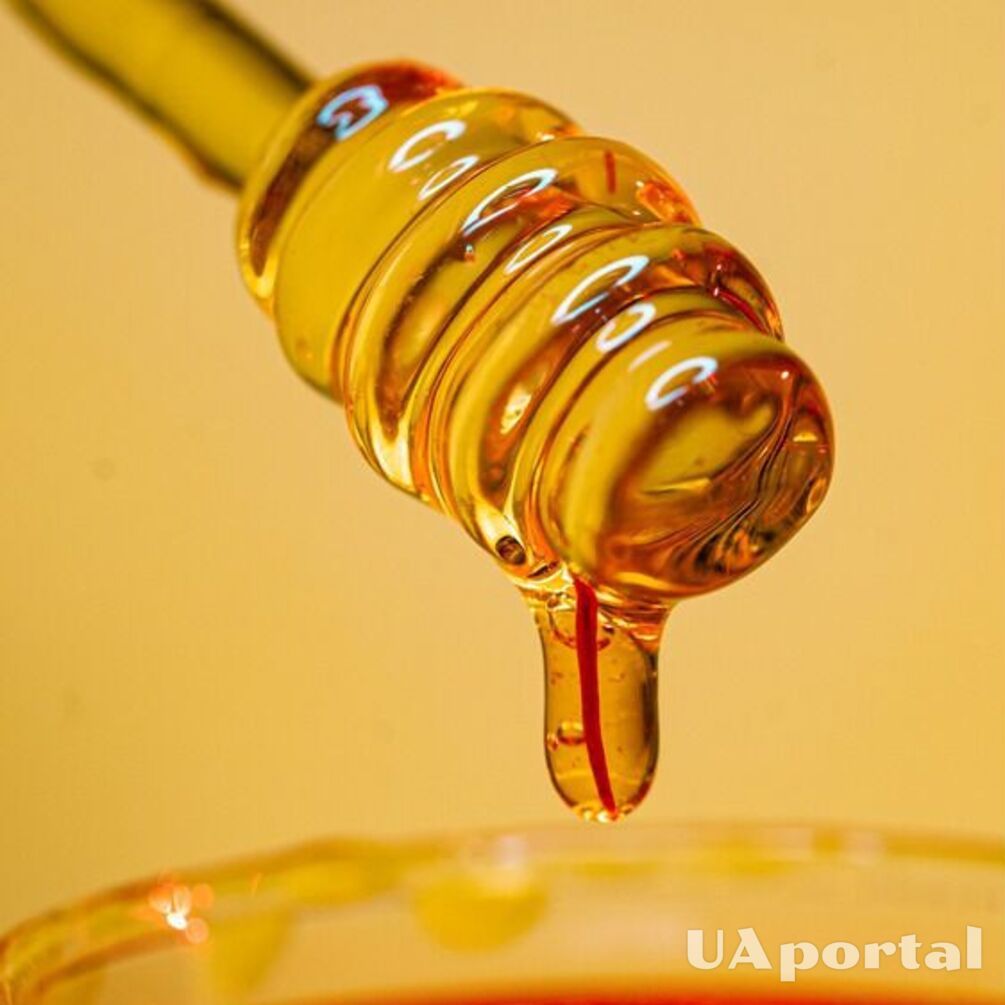 Безопасно ли класть мед в горячий чай и чем это грозит: ответ химика