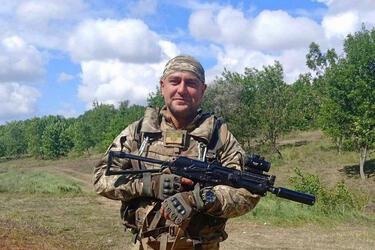 'Кайфанул!': военный ВСУ после боя сыграл гимн Украины на скрипке, найденной на позициях кафиров (видео)