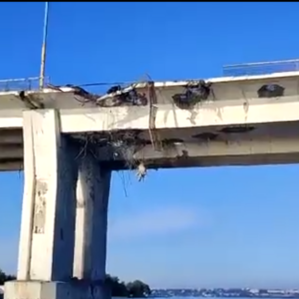 Дырка на дырке: в сети показали, как сейчас выглядит Антоновский мост на Херсонщине (видео)