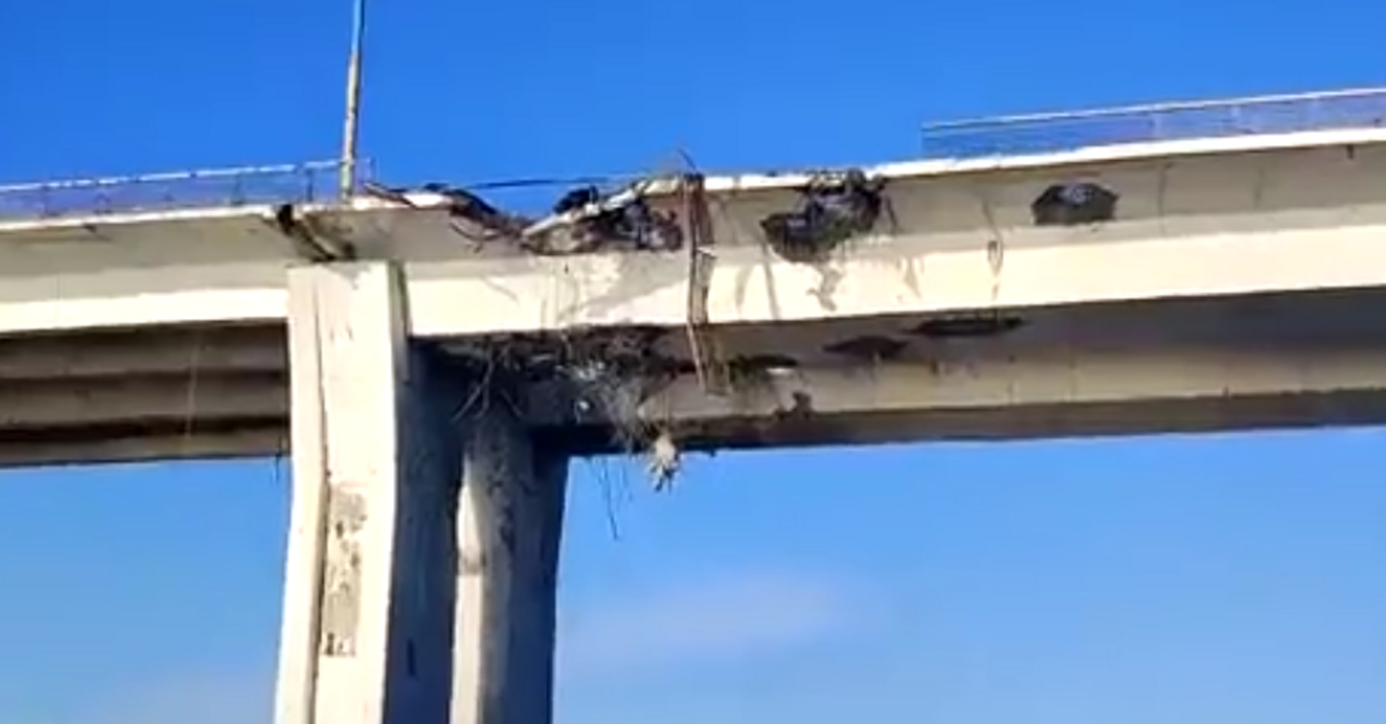 Дырка на дырке: в сети показали, как сейчас выглядит Антоновский мост на Херсонщине (видео)
