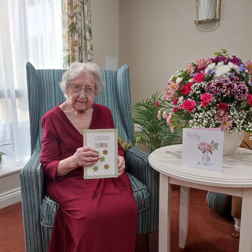 Прожила больше века: 102-летняя жительница Шотландии раскрыла секрет алкогольного долголетия