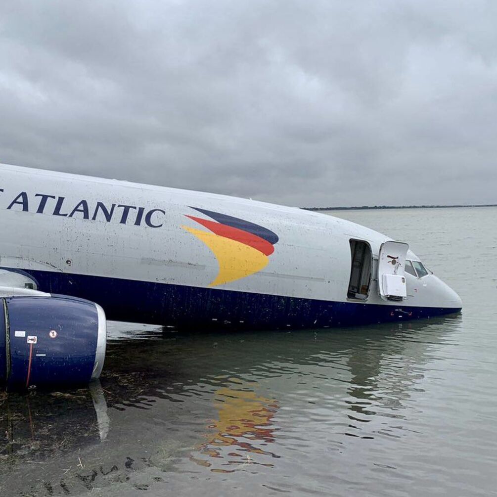 Во Франции самолет попал в озеро при попытке приземлиться на взлетно-посадочной полосе (фото, видео)