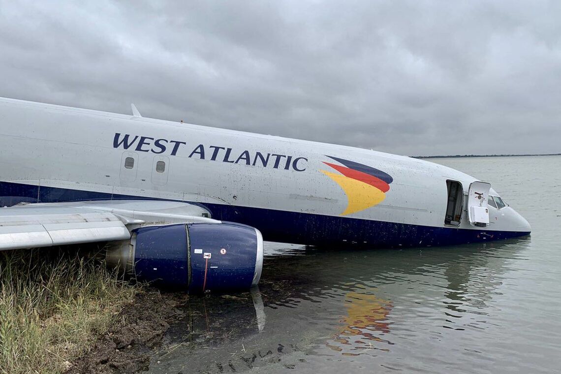 У Франції літак потрапив у озеро під час спроби приземлитися на злітно-посадковій смузі 