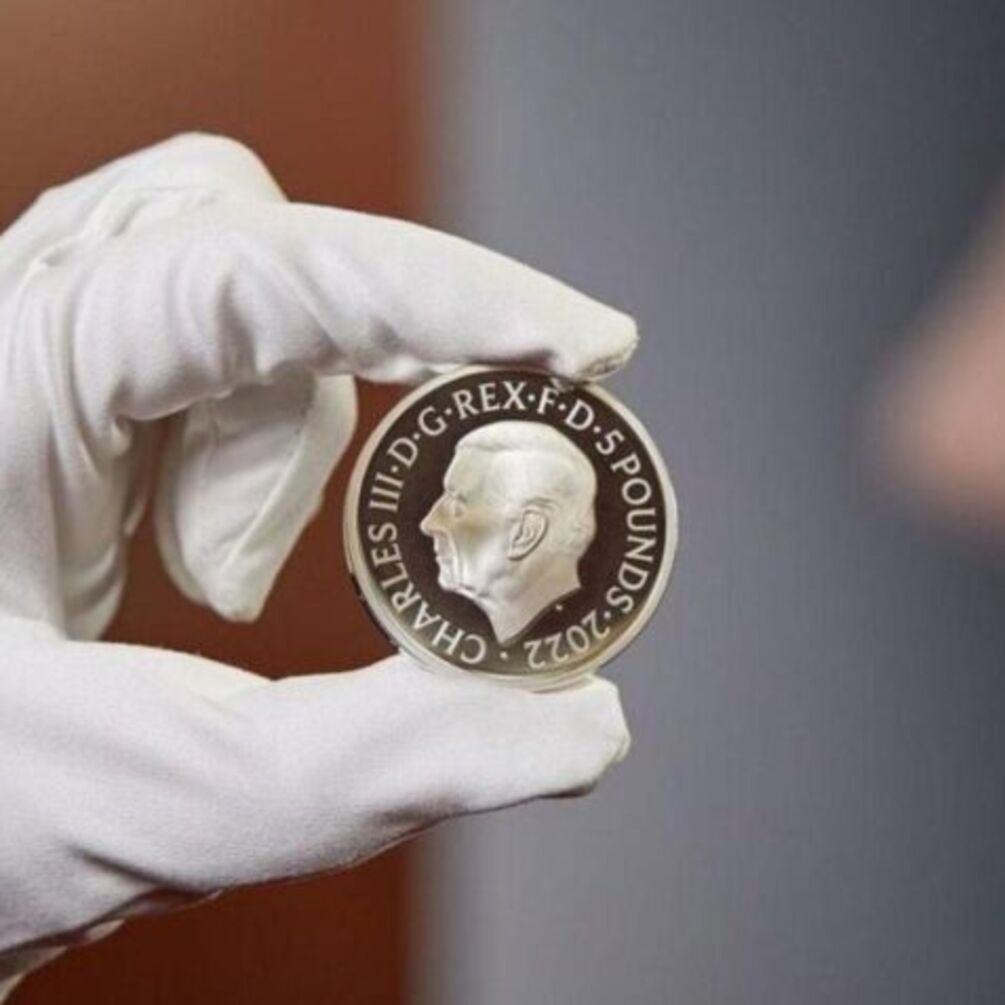 Королевский двор Великобритании показал первые две монеты с изображением Чарльза III (фото)