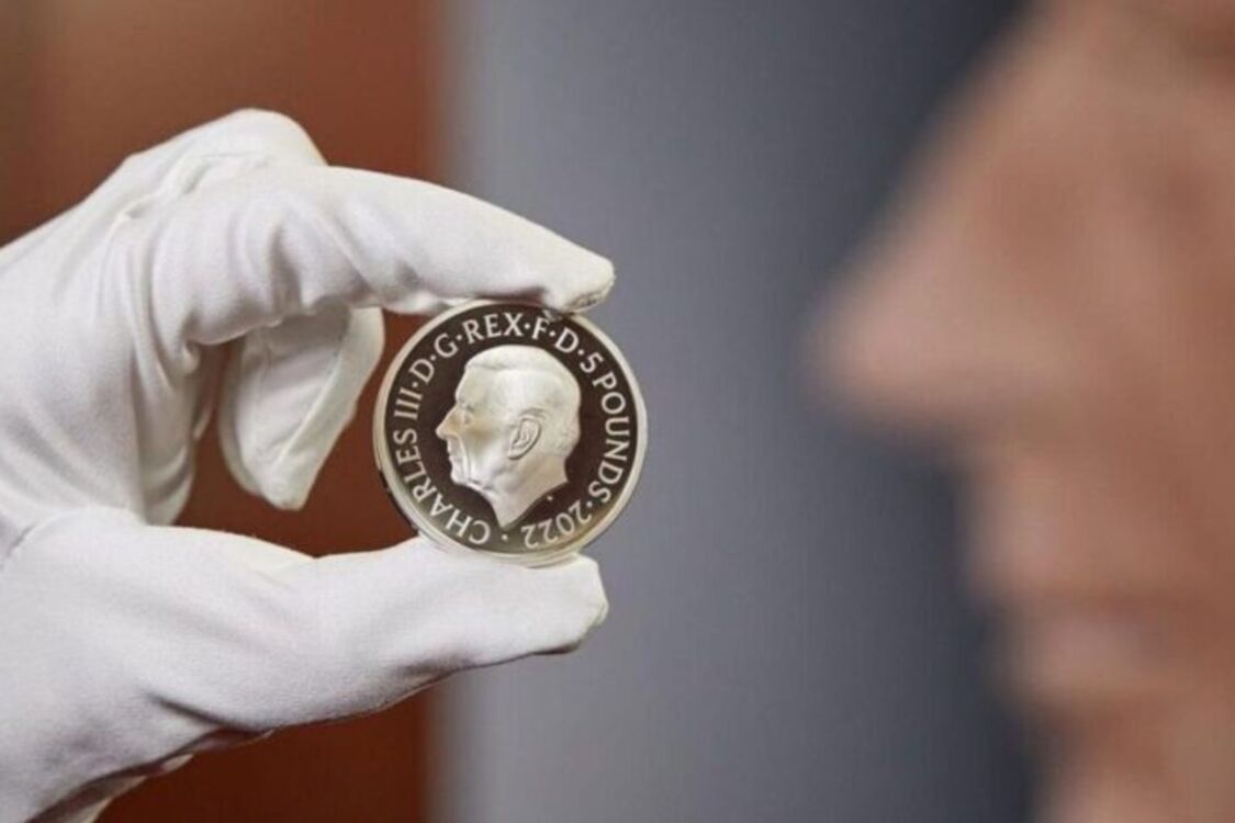 Королівський двір Британії показав перші дві монети з зображенням Чарльза III (фото)