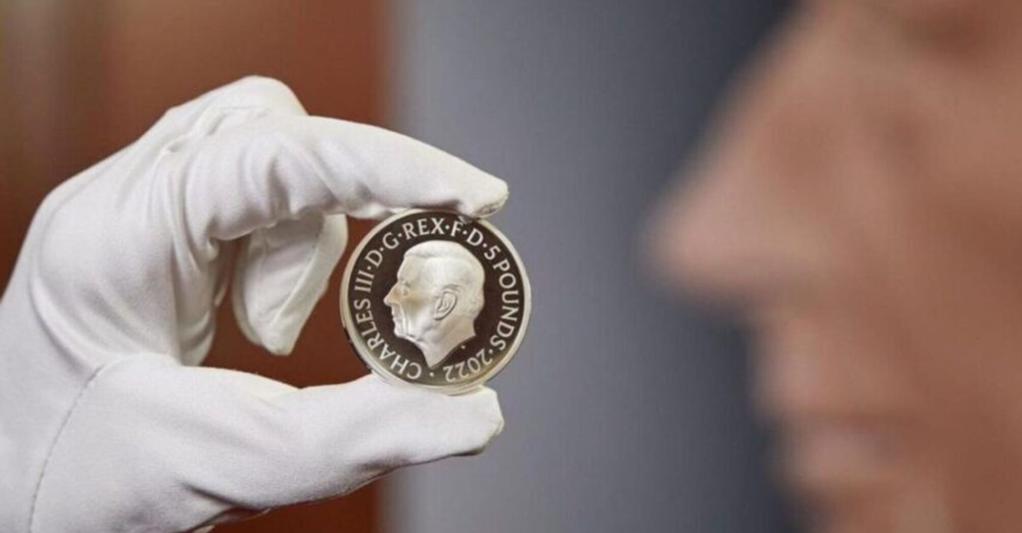 Королівський двір Британії показав перші дві монети з зображенням Чарльза III (фото)