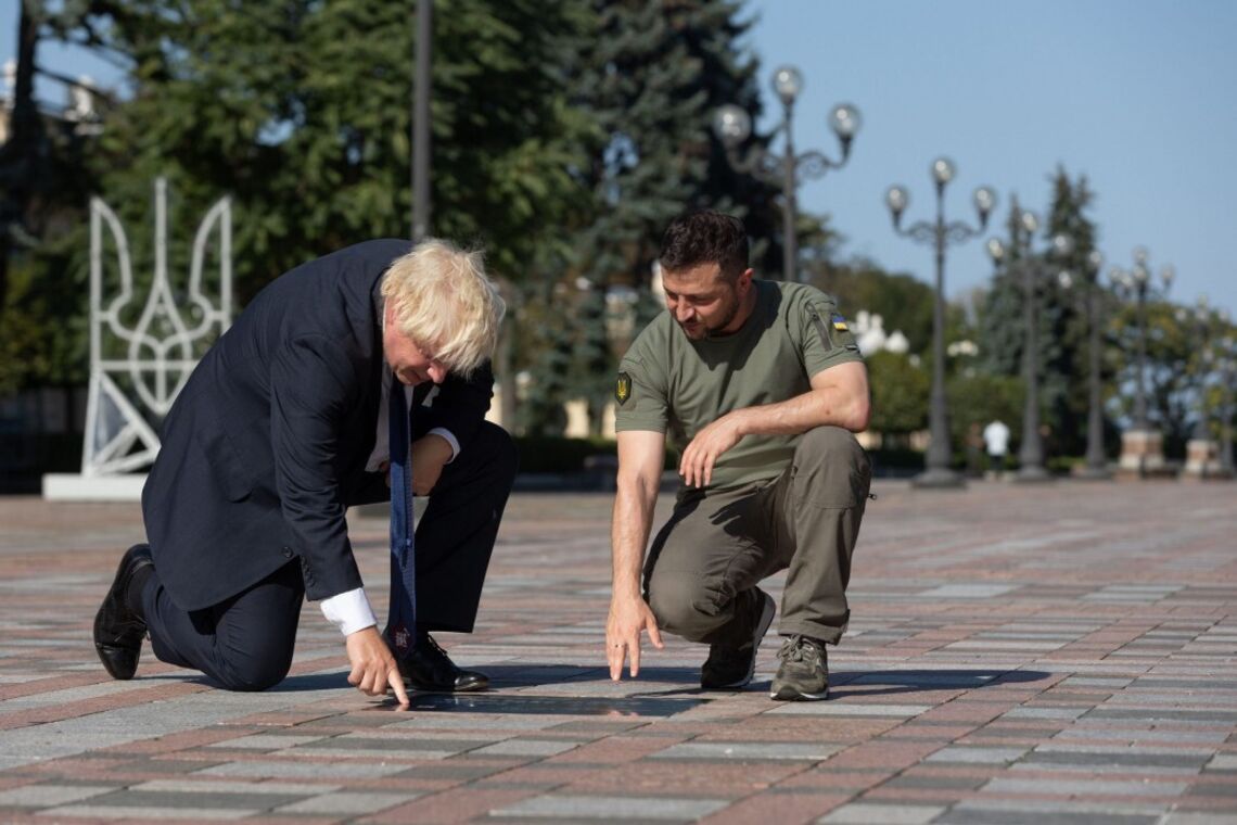 На Аллее Славы в Киеве установили табличку с именем Бориса Джонсона