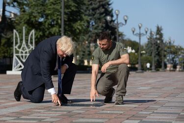 На Алеї Слави у Києві встановили табличку з ім'ям Бориса Джонсона