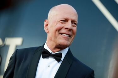 Брюса Уиллиса, больного афазией, увидели за обедом и на прогулке