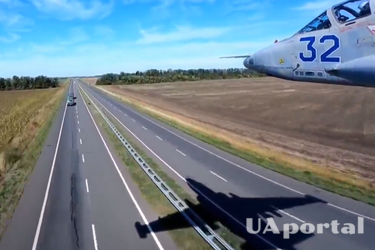 В сети показали эффектный полет украинских штурмовиков Су-25 над трассой (видео)