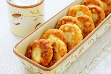 Для корисного сніданку: легкий рецепт сирників з яблуками та вівсянкою