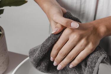 Как защитить кожу рук и сохранить маникюр