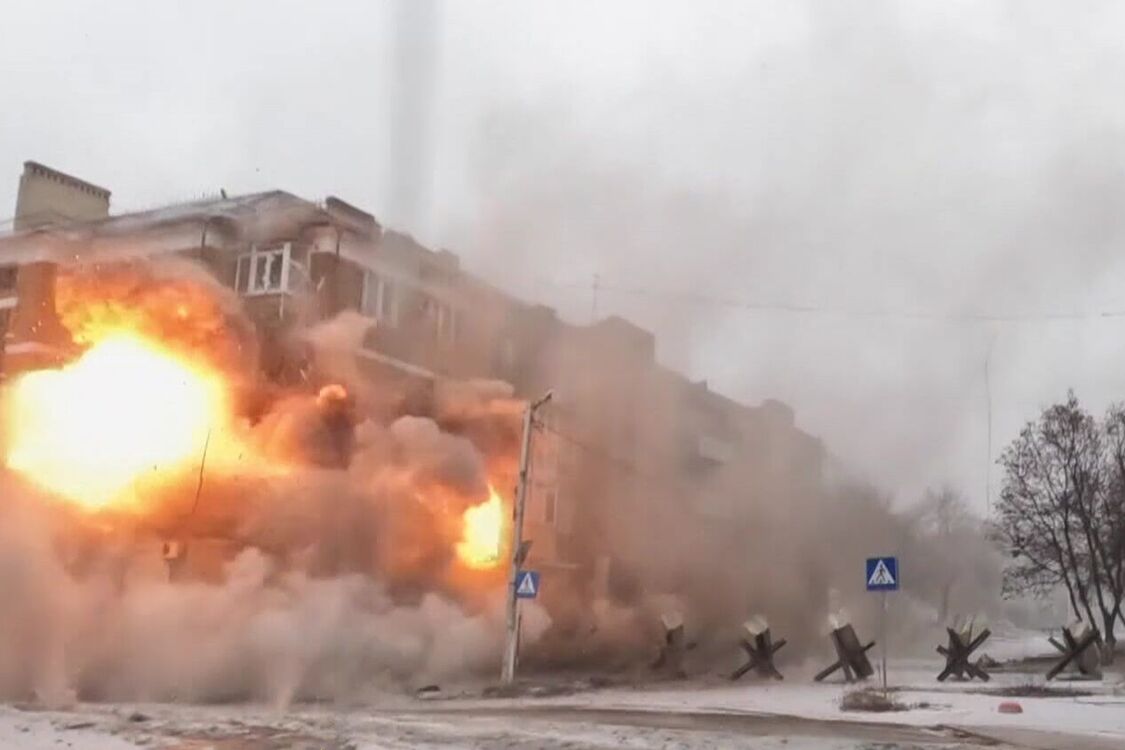 російська ракета влучила у багатоповерхівку в Бахмуті: момент прильоту потрапив на відео журналістів Al Jazeera