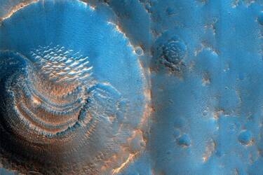 Фото марсианских кратеров сделаны аппаратом HIRISE