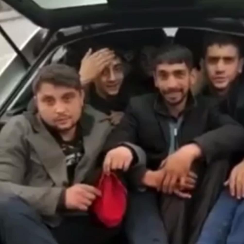На Закарпатті прикордонники в багажнику знайшли 12 ромів, які почали викрикувати проукраїнські гасла (відео)