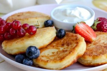 Чому не варто додавати багато цукру в тісто для сирників