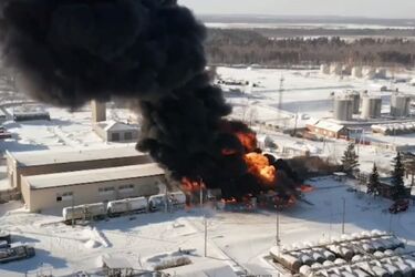 Чергова 'бавовна' на росії: в Ангарську палають цистерни з паливом, які мали відправитися на фронт (відео)