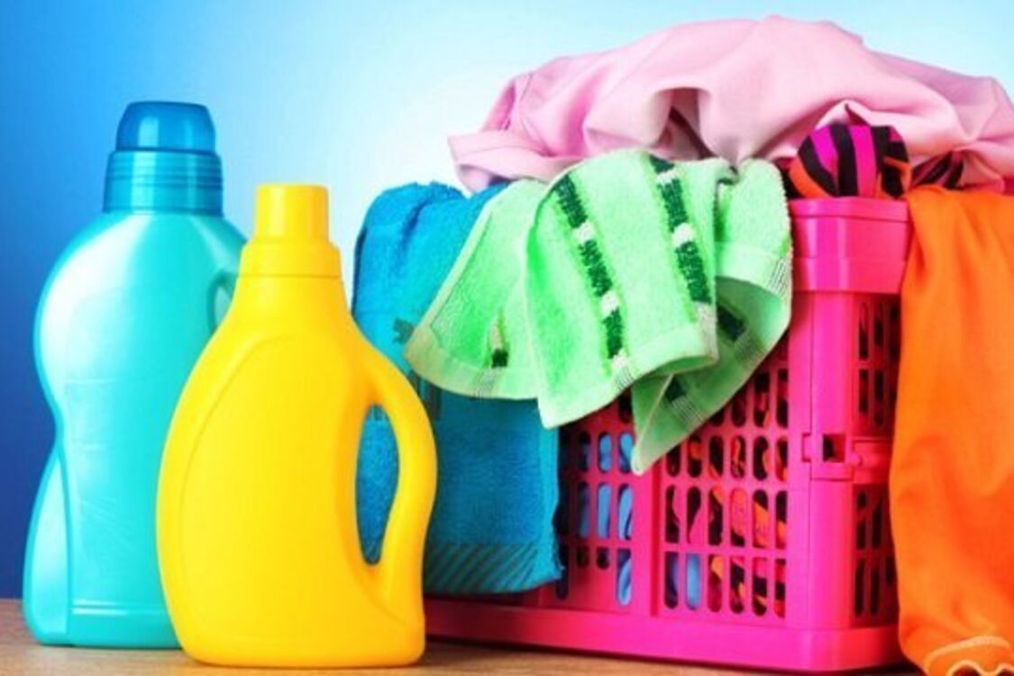 Чтобы цветная одежда не потеряла цвет: как правильно стирать и сушить