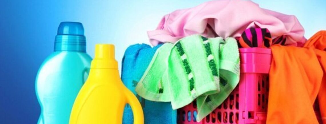 Чтобы цветная одежда не потеряла цвет: как правильно стирать и сушить