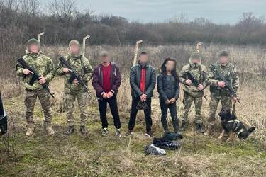 Українець перевдягнувся у жіночий одяг та нафарбував нігті, щоб потрапити за кордон (фото)